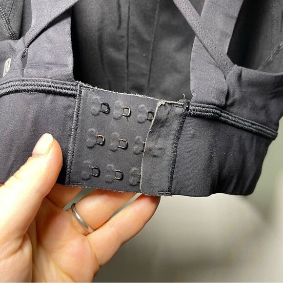 *SOLD* Lululemon women's Black Breath it in Luxtreme sporty sports bra in US 4 - Picture 6 of 9